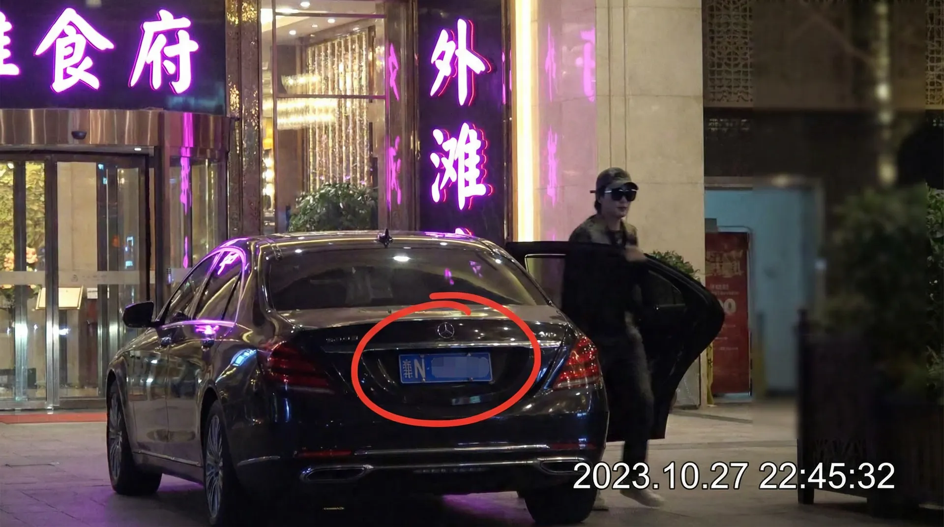 51黑料网官网 - 豪车餐厅外偷拍
